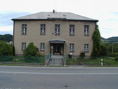 Budova školy v roce 2001